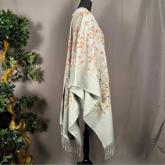 100% Cashmere embroidered floral scarf wrap ruana - Picture 9 of 10